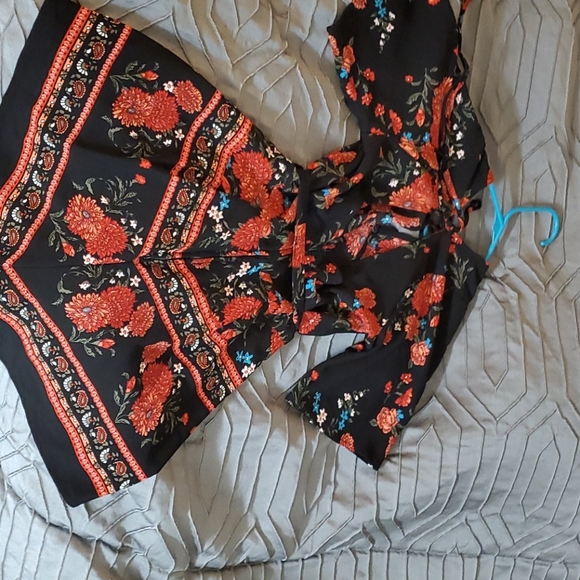 Gorgeous floral detail romper w/ open back - Picture 3 of 7